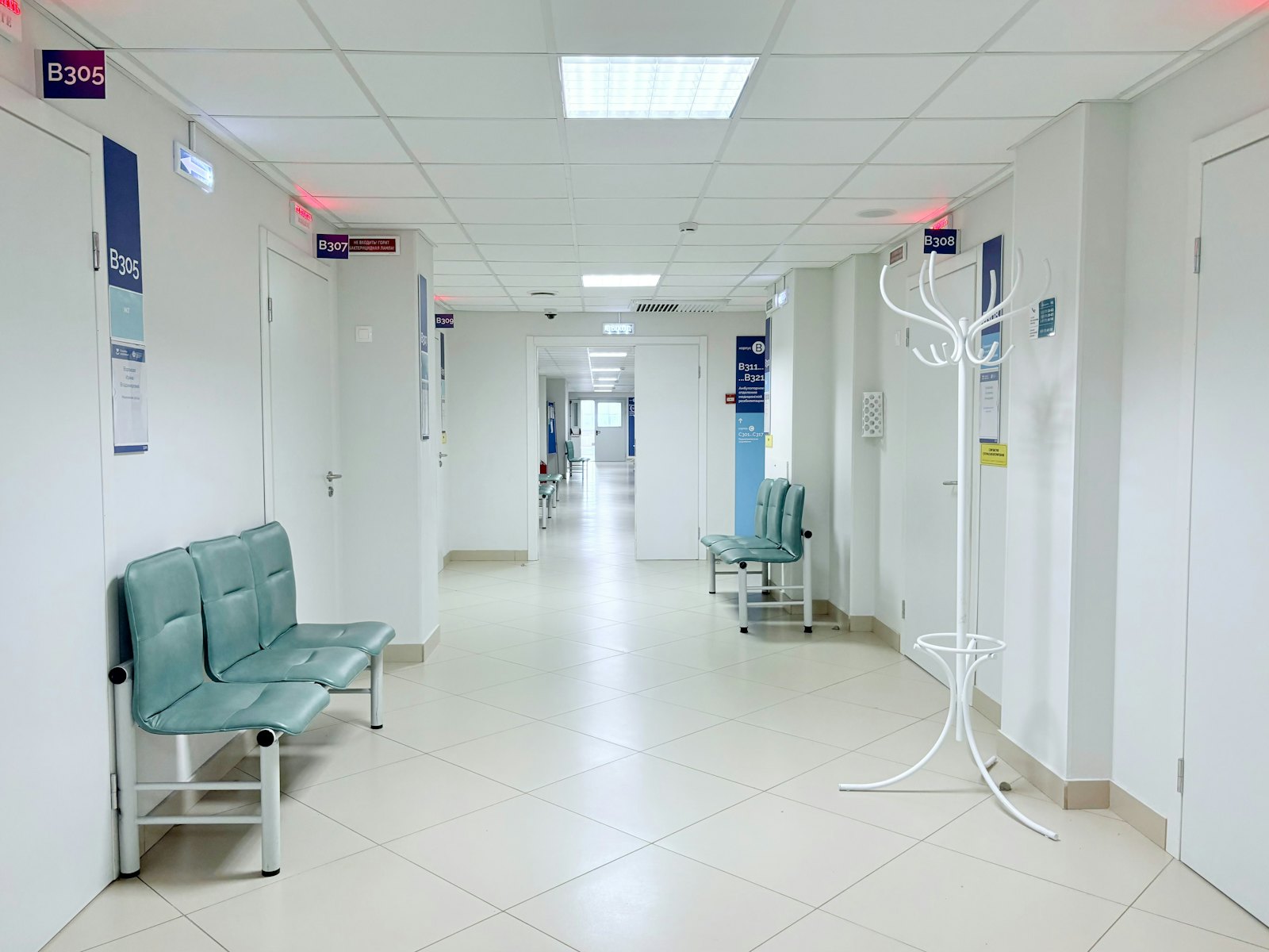 Corredor de ambiente hospitalar limpo e iluminado